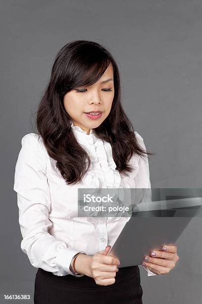 Photo libre de droit de Tablette Heureuse Femme banque d'images et plus d'images libres de droit de Adulte - Adulte, Affaires, Asiatique de l'Est et du Sud-Est