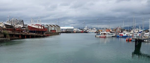 harbour marina buildings and moored boats at port of mallaig, scotland - mallaig imagens e fotografias de stock