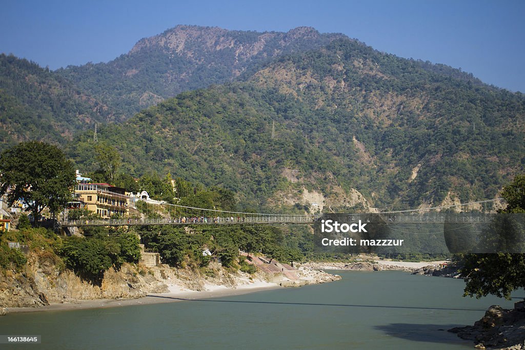 Laxman Jhula puente sobre río Ganges en Rishikesh, India - Foto de stock de Aire libre libre de derechos
