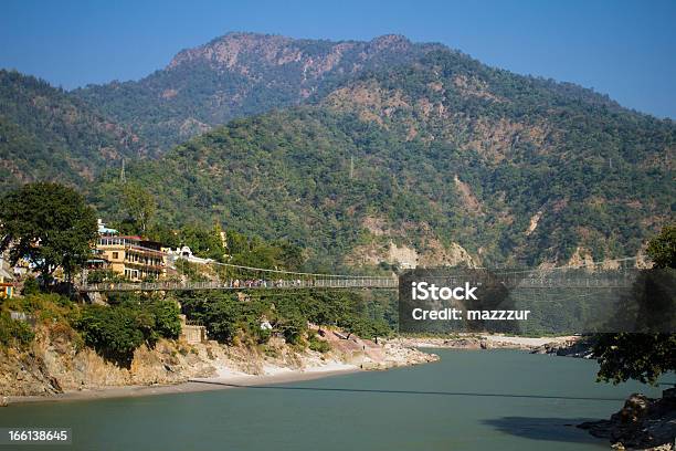 Laxman Jhula Puente Sobre Río Ganges En Rishikesh India Foto de stock y más banco de imágenes de Aire libre