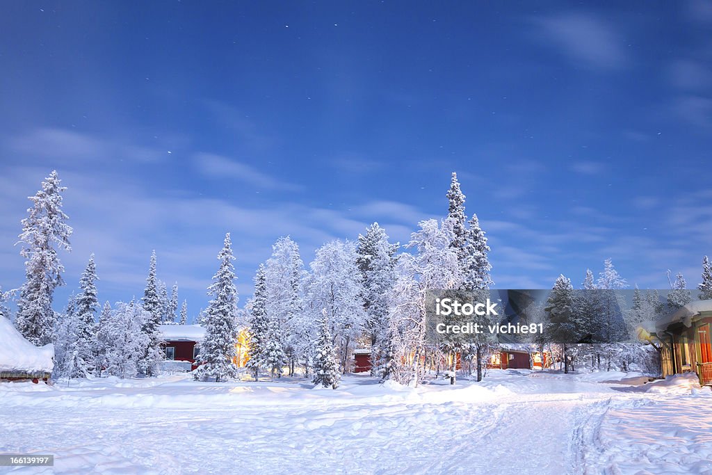 Paisagem de inverno na Suécia Lapland - Foto de stock de Cabana de Madeira royalty-free