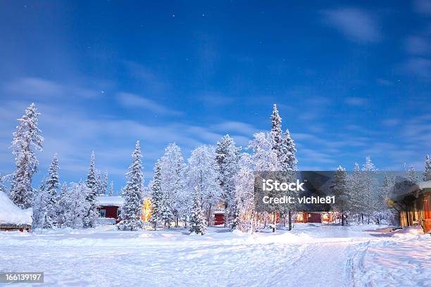 Foto de Paisagem De Inverno Na Suécia Lapland e mais fotos de stock de Cabana de Madeira - Cabana de Madeira, Nevar, Neve