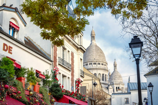 rue décorée de noël à paris monmartre avec sacré couer - basilique du sacré coeur photos et images de collection