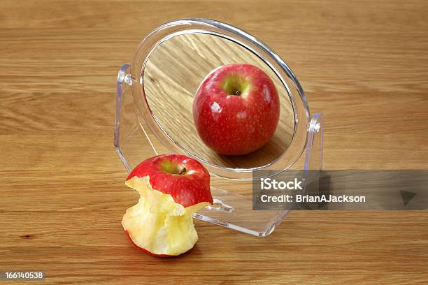 摂食障害 - りんごの芯のストックフォトや画像を多数ご用意 - りんごの芯, 前にいる, 鏡