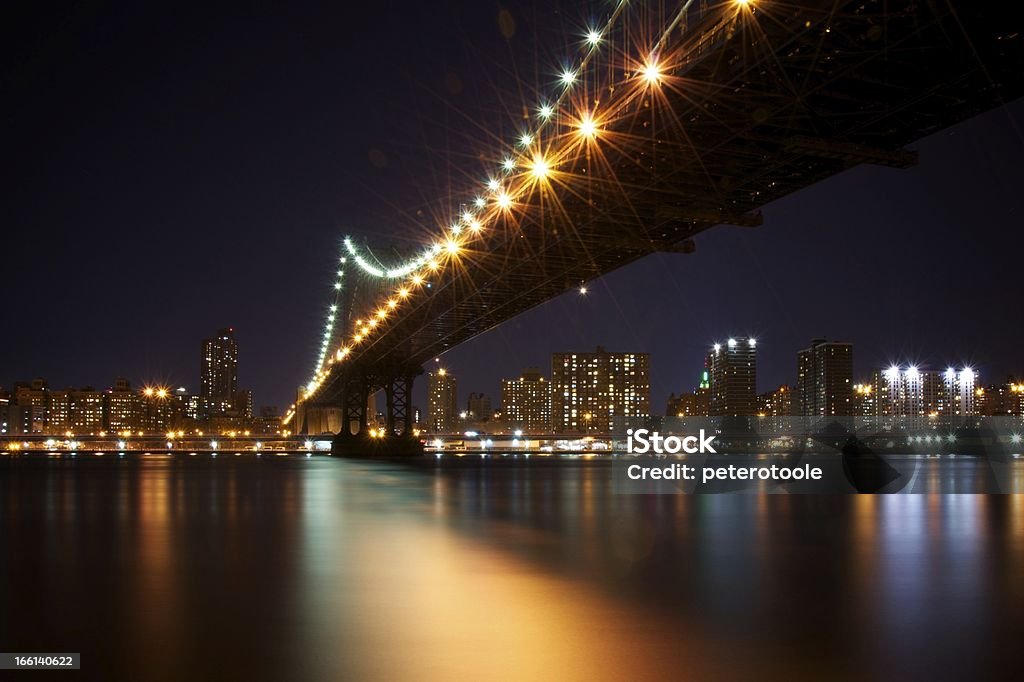 Manhattan Bridge, Nowy Jork nocą - Zbiór zdjęć royalty-free (Bez ludzi)