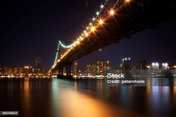 Manhattan Bridge Nowy Jork Nocą - zdjęcia stockowe i więcej obrazów Bez ludzi - Bez ludzi, Długie naświetlanie, Fotografika