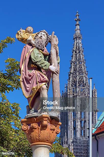 Statue Von St Christopher In Ulm Deutschland Stockfoto und mehr Bilder von Alt - Alt, Architektur, Auf den Schultern