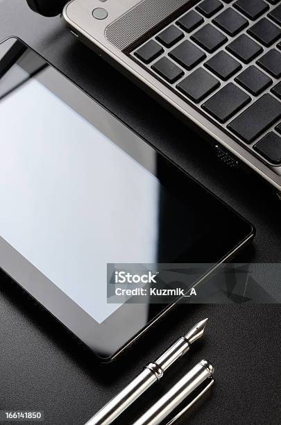 Laptop Tablet Fountain Pen Stockfoto und mehr Bilder von Ausrüstung und Geräte - Ausrüstung und Geräte, Büro, Chrom