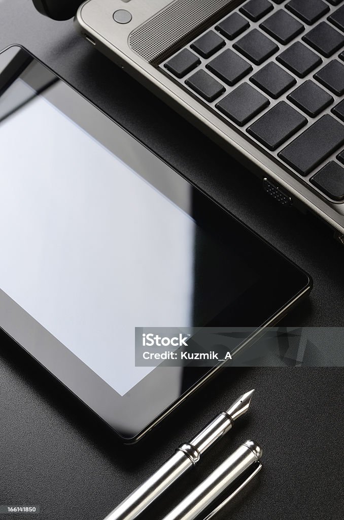 Portatile, tablet, penna stilografica - Foto stock royalty-free di Affari