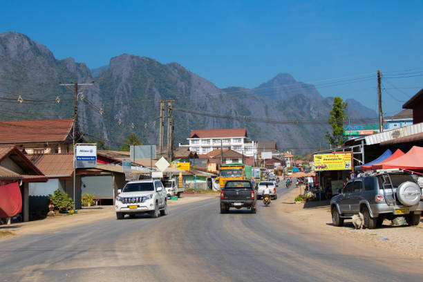 paesaggio urbano di vang vieng in laos - vang vieng foto e immagini stock