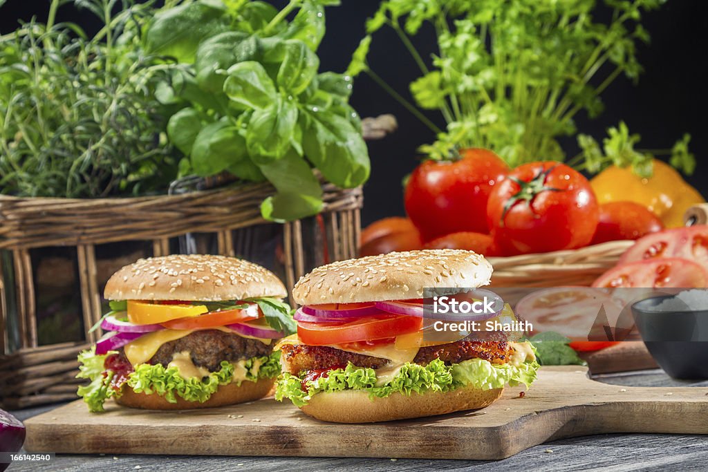 Zbliżenie dwóch burgerów wykonane z świeże warzywa. - Zbiór zdjęć royalty-free (Barbecue)