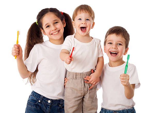 famiglia felice con gli spazzolini da denti - sibling baby three people baby girls foto e immagini stock