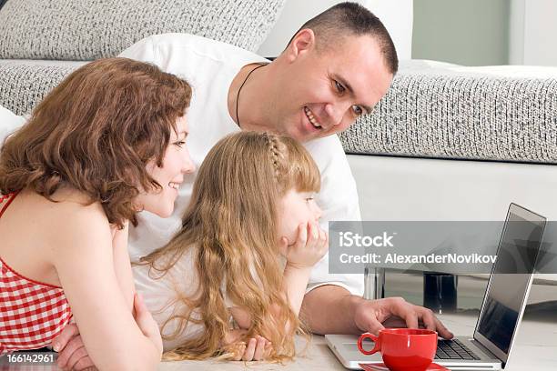 幸せな家族のノートパソコンになっています - インターネットのストックフォトや画像を多数ご用意 - インターネット, 母親, 買い物