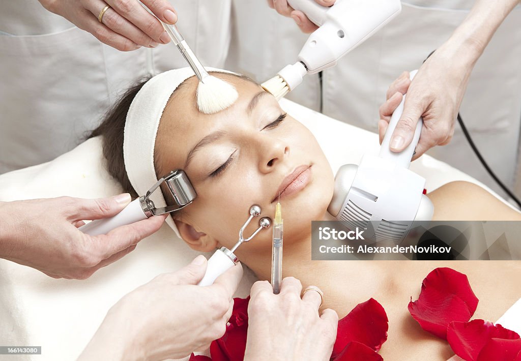 Спа-салон: Молодая Красивая женщина, имеющие различные процедуры для лица - Стоковые фото Массажировать лицо роялти-фри