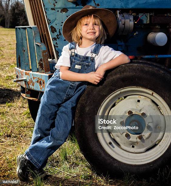 Photo libre de droit de Jeune Garçon Avec Un Tracteur banque d'images et plus d'images libres de droit de Agriculteur - Agriculteur, Champ, Chapeau