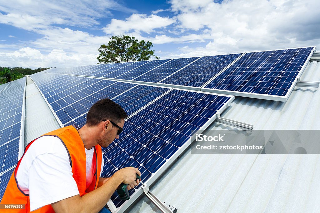 installation de panneaux solaires - Photo de Installer libre de droits