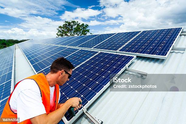 Photo libre de droit de Installation De Panneaux Solaires banque d'images et plus d'images libres de droit de Installer - Installer, Panneau solaire, Toit