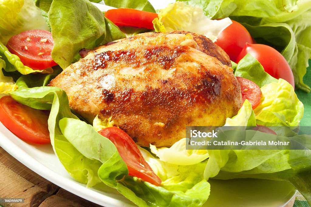 Pechuga de pollo con ensalada recién horneados - Foto de stock de Al horno libre de derechos