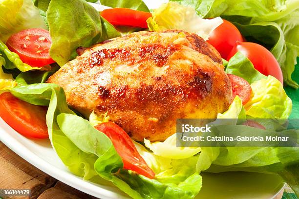 Pechuga De Pollo Con Ensalada Recién Horneados Foto de stock y más banco de imágenes de Al horno - Al horno, Alimentos cocinados, Asado - Alimento cocinado