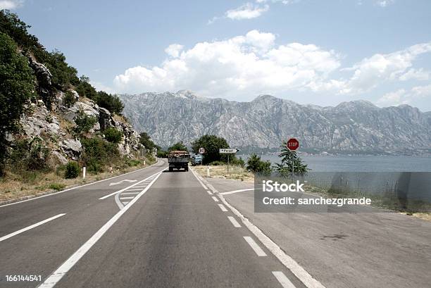 Estrada Imagem Em Perast Baía Kotor Montenegro - Fotografias de stock e mais imagens de Ao Ar Livre - Ao Ar Livre, Baía Kotor, Berma da Estrada