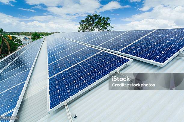 Sonnenkollektorinstallation Stockfoto und mehr Bilder von Sonnenkollektor - Sonnenkollektor, Geschäftsleben, Sonnenenergie