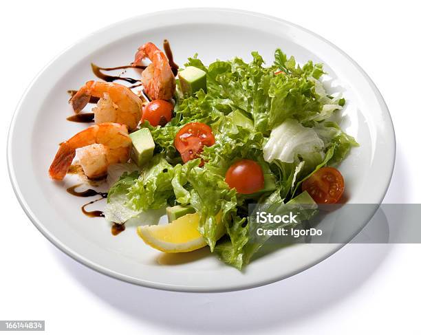 Foto de Salada Com Camarão Servidos Sobre Prato Branco e mais fotos de stock de Abacate - Abacate, Alimentação Saudável, Almoço