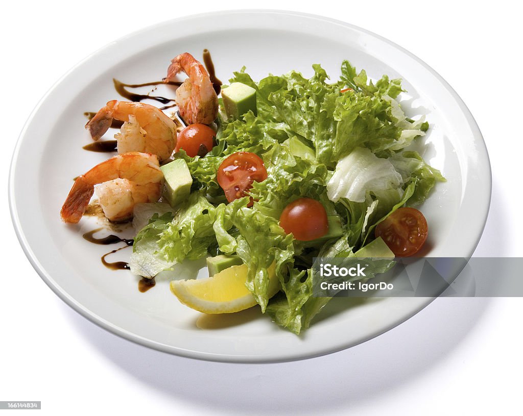 Салат из креветок, подается на белой тарелки - Стоковые фото Авокадо роялти-фри