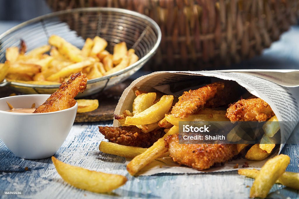 Detalhe de peixe & batata Chips servido em papel - Foto de stock de Fish and Chips royalty-free