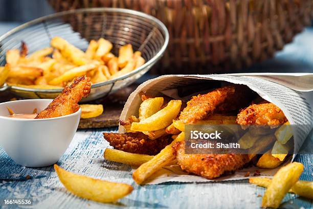 Foto de Detalhe De Peixe Batata Chips Servido Em Papel e mais fotos de stock de Fish and Chips - Fish and Chips, Batata Frita - Lanche, Haddock