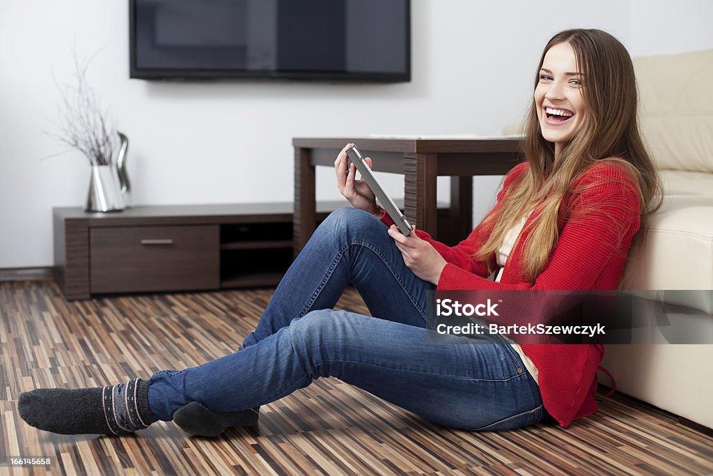 Feliz mujer joven con tableta en la sala de estar - Foto de stock de Adulto libre de derechos