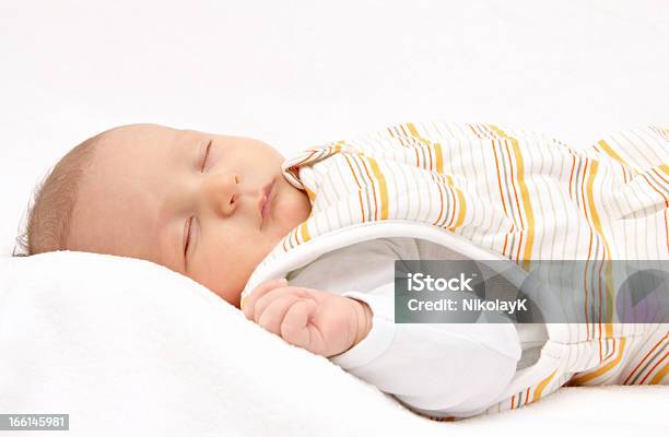 Bebê Na Parte De Trás Do Saco De Dormir - Fotografias de stock e mais imagens de Bebé - Bebé, Saco de Dormir, Dormir