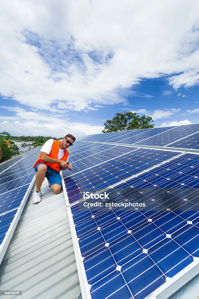 Instalando Painéis solares - Foto de stock de Adulto royalty-free
