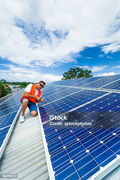 Foto de Instalando Painéis Solares e mais fotos de stock de Adulto - Adulto, Azul, Céu - Fenômeno natural