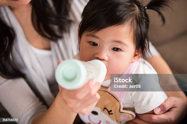 赤ちゃんからのドリンクボトル - アジアおよびインド民族のストックフォトや画像を多数ご用意 - アジアおよびインド民族, 飲む, ミルク
