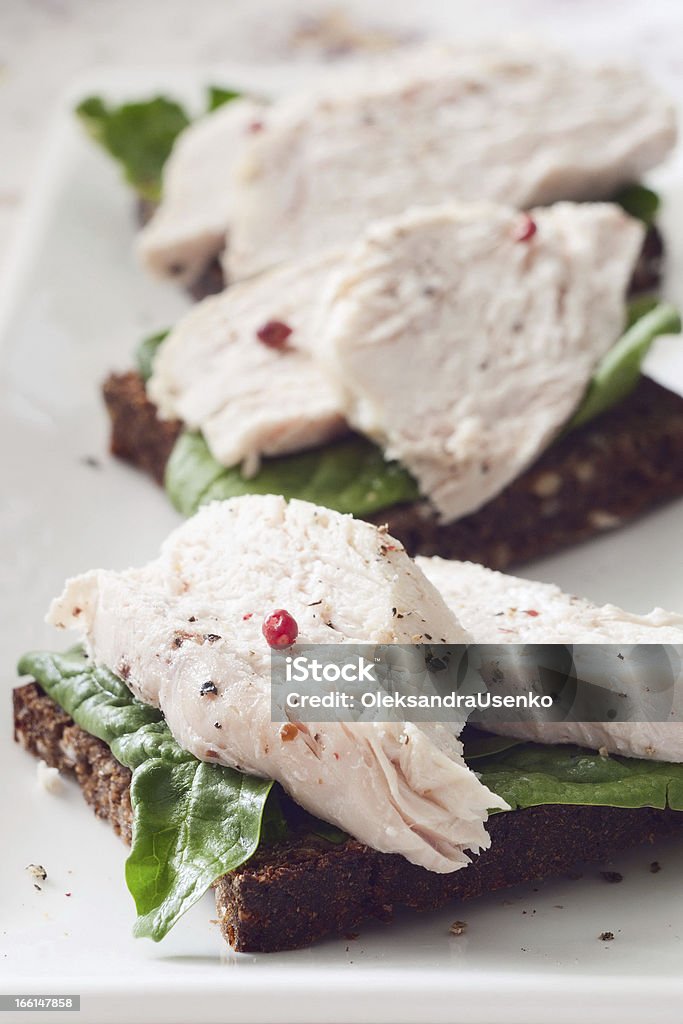 Hühnchen-sandwich mit Spinat und wholegrain Brot - Lizenzfrei Roggenbrot Stock-Foto