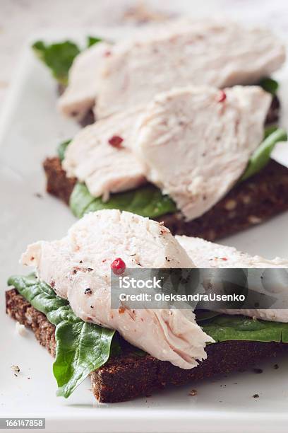 Hühnchensandwich Mit Spinat Und Wholegrain Brot Stockfoto und mehr Bilder von Roggenbrot - Roggenbrot, Huhn - Geflügelfleisch, Fotografie