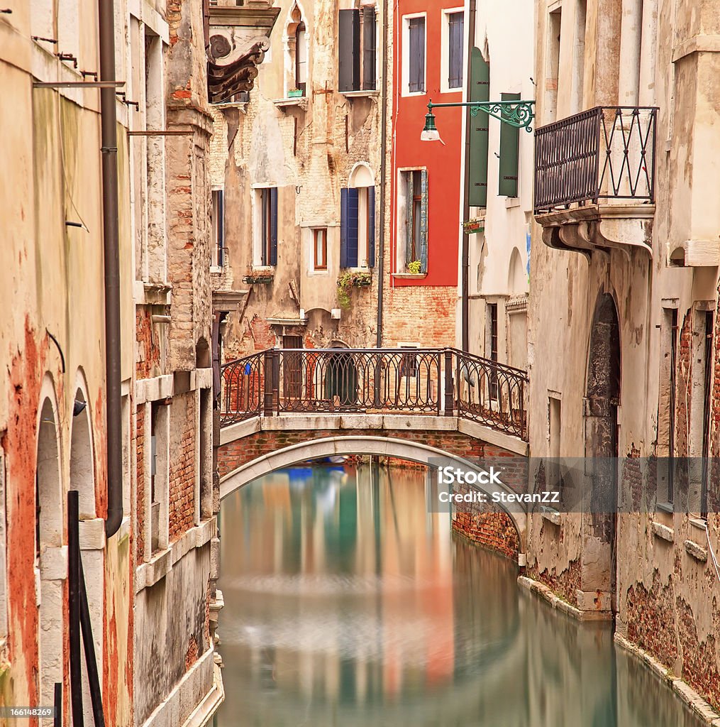 Venedig – Brücken über Wasser canal und traditionelle Architektur - Lizenzfrei Alt Stock-Foto