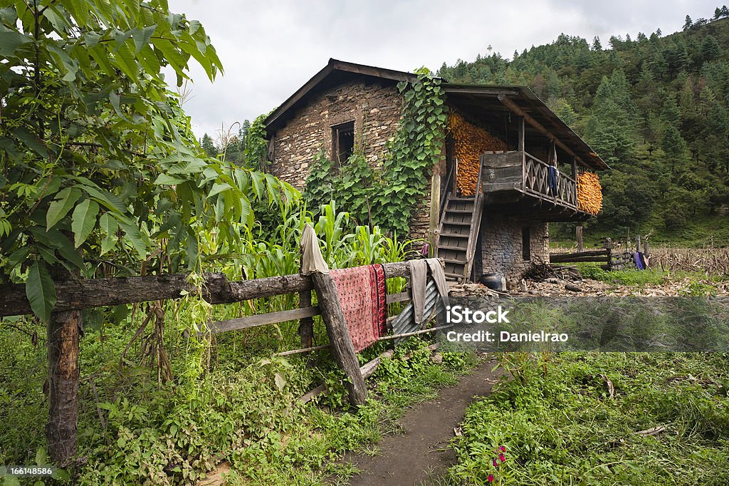 Tradycyjny kamienny Dom, Sangti village, Arunachal Pradesh, Indie. - Zbiór zdjęć royalty-free (Arunachal Pradesh)