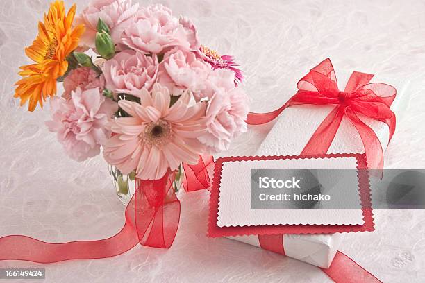 Bouquet E Giftbox - Fotografias de stock e mais imagens de Aniversário - Aniversário, Beleza, Beleza natural