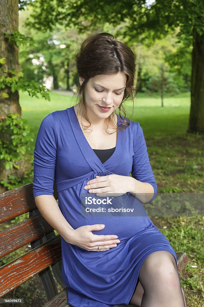 Belle femme enceinte dans le parc - Photo de Abdomen libre de droits