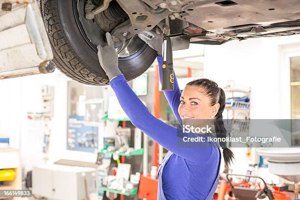 女性の整備に取り組んで車の油圧ランプ - エンジンのストックフォトや画像を多数ご用意 - エンジン, サービス, 作業場