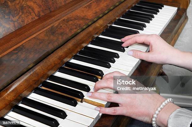 Foto de Mãos Tocando Piano Antigo Alemão e mais fotos de stock de Adulto - Adulto, Antigo, Antiguidade