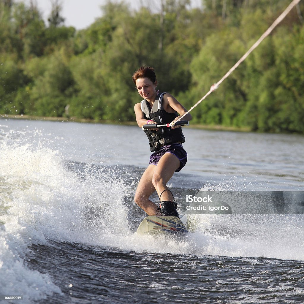 Chica de belleza sobre wakeboard - Foto de stock de Actividad libre de derechos