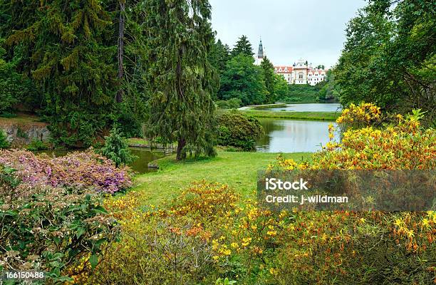 Photo libre de droit de Castle Pruhonice Ou Pruhonicky Zamek Vue En Été banque d'images et plus d'images libres de droit de Arbre