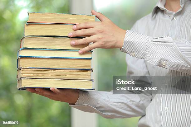 Foto de Na Biblioteca e mais fotos de stock de Adulto - Adulto, Amontoamento, Aprender