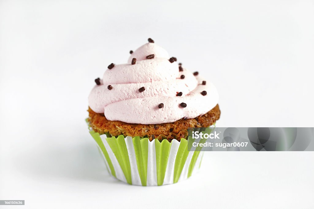 Magdalena con glaseado con rosas helado la cubierta de crema, aislado sobre fondo blanco - Foto de stock de Adulación libre de derechos