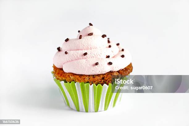 Magdalena Con Glaseado Con Rosas Helado La Cubierta De Crema Aislado Sobre Fondo Blanco Foto de stock y más banco de imágenes de Adulación