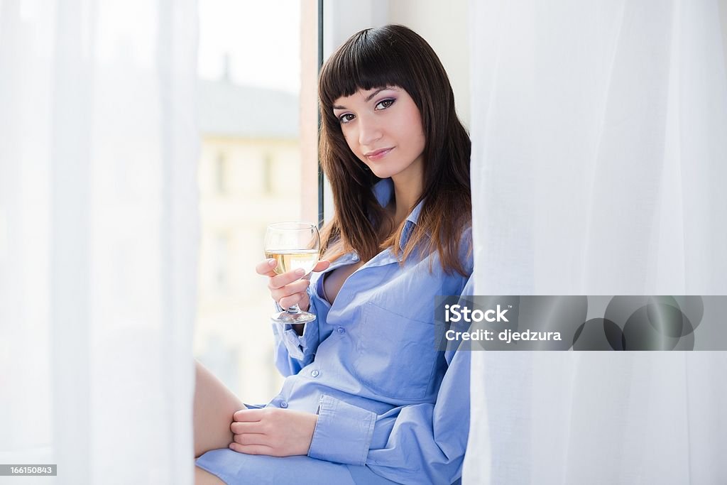 Frau in ein blaues Hemd hält Glas Wein - Lizenzfrei Abwarten Stock-Foto