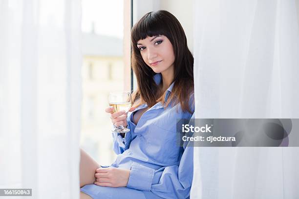 Frau In Ein Blaues Hemd Hält Glas Wein Stockfoto und mehr Bilder von Abwarten - Abwarten, Alkoholisches Getränk, Attraktive Frau