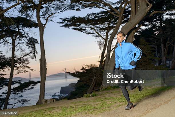 Corredor En El Parque Golden Gate Foto de stock y más banco de imágenes de 40-49 años - 40-49 años, Actividad, Actividad al aire libre